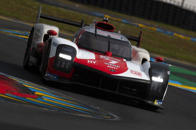 Toyota GR010 Hybrid posádky Mike Conway, Kamui Kobajaši a Jose Maria Lopez v Le Mans