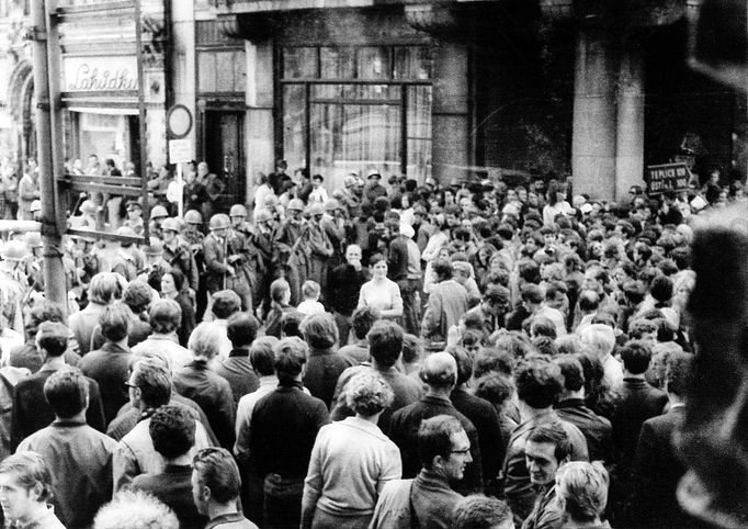 Fotoreprodukce dobového policejního vyšetřovacího spisu k srpnovým událostem v roce 1969.