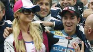 Podobně rušno bylo v boxech GP Valencie silničních motocyklů v roce 2011, když do nich zavítala Paris Hilton. Bohatá dědička hotelového impéria si totiž v tom roce usmyslela sponzorovat tým ve třídě do 125 ccm, jehož největší hvězdou byl Maverick Viňales.