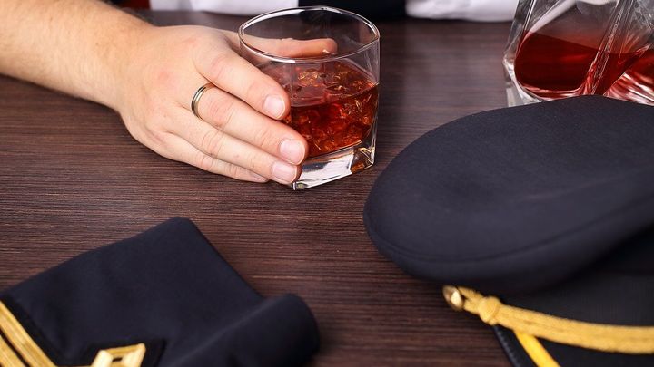 Pilotům United Airlines hrozí dva roky za mřížemi. Před odletem ze Skotska nadýchali