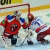 Hokejový brankář Lva Praha Tomáš Pöpperle chytá střelu Jevgenije Rjazanceva v utkání KHL proti CSKA Moskva.