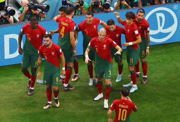 Portugalci slaví gól v zápase MS 2022 Portugalsko - Uruguay