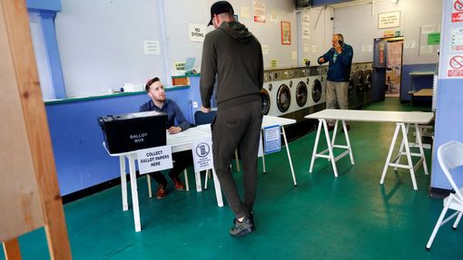 Volební místnosti fungují třeba i v samoobslužných prádelnách. Trochu neobvyklým podmínkám se bez problémů přizpůsobila i veřejná prádelna v Oxfordu.