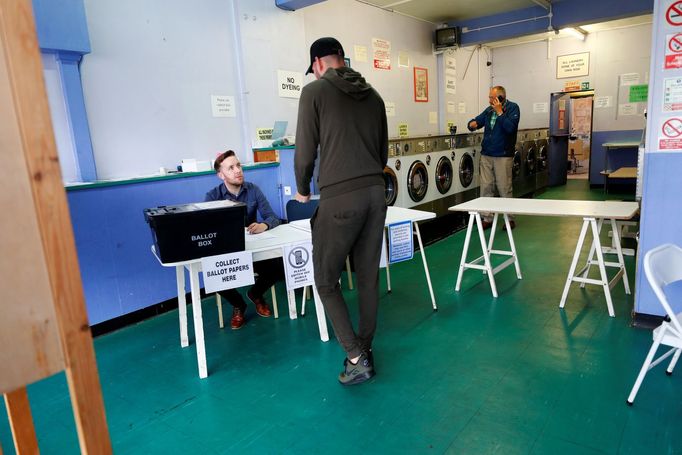 Volební místnosti fungují třeba i v samoobslužných prádelnách. Trochu neobvyklým podmínkám se bez problémů přizpůsobila i veřejná prádelna v Oxfordu.