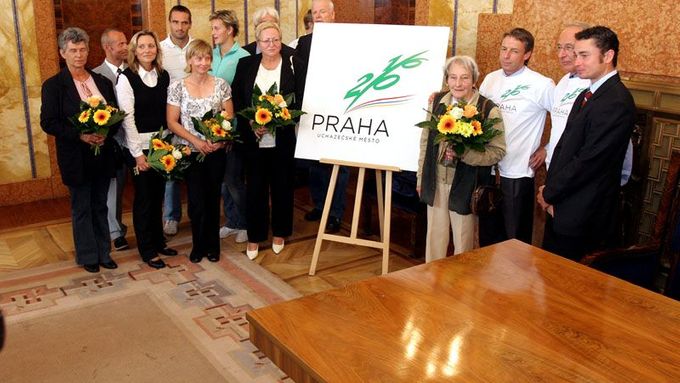 Nástup sportovců - bývalých i současných olympioniků - u tabla s logem.