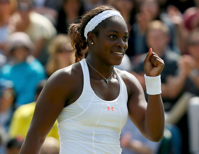 Sloane Stephensová v zápase s Petrou Cetkovskou na Wimbledonu 2013