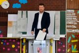 "Doufám, že tentokrát si občané uvědomí, že jsou to klíčové volby pro budoucnost České republiky. A že snad ta volební účast bude co nejvyšší," řekl předseda SPD Tomio Okamura, který svůj hlas odevzdal v Praze-Libni.