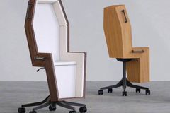 Kancelářská židle ve tvaru rakve. Umělec ji navrhl pro lidi, kteří pracují přesčasy