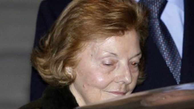 Isabel Perónová po třech hodinách odchází ze soudní budovy ve španělském Madridu.