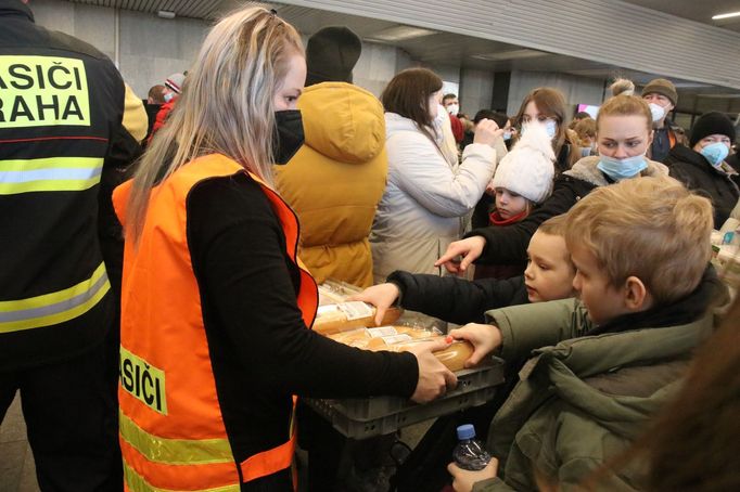 Mezi uprchlíky chodí hasiči i další dobrovolníci, kteří nabízejí občerstvení.