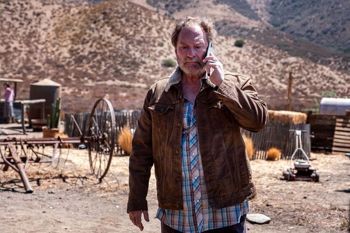 Stephen Root jako Monroe.