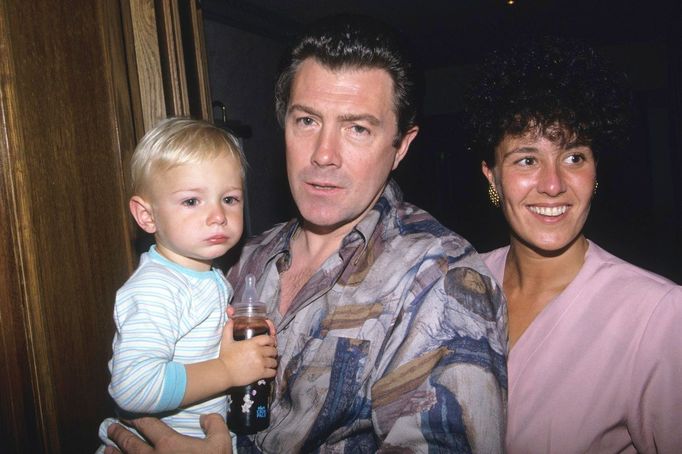 Anglický herec Lewis Collins na fotografii s jedním ze svých synů. Rok cca 1990.