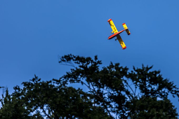 Letoun italských hasičů Canadair CL-415 při nasazení v Národním parku České Švýcarsko. 28. 7. 2022