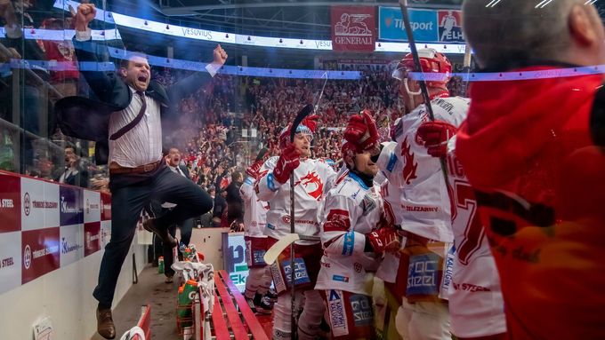 Třinec oslavuje historicky druhé vítězství v hokejové extralize.
