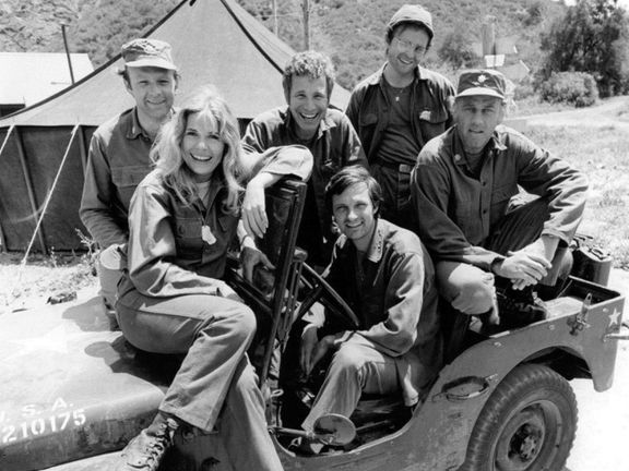 Na snímku z natáčení druhé řady seriálu M*A*S*H jsou zleva Loretta Switová, Larry Linville, Wayne Rogers, Gary Burghoff, McLean Stevenson a Alan Alda.
