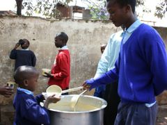 Žáci ve škole Kicoshep ve slumu Kibera mají to štěstí, že dostávají o přestávce svačiny zdarma