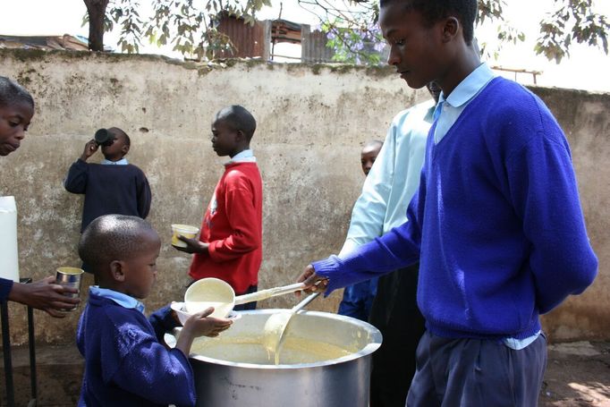 Ve škole Kicoshep ve slumu Kibera dostávají děti svačiny zdarma.