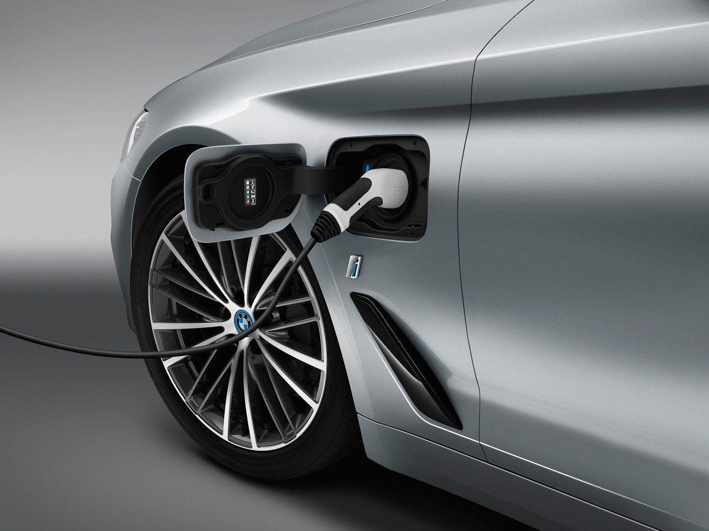 BMW řady 5 7. generace - plug-in