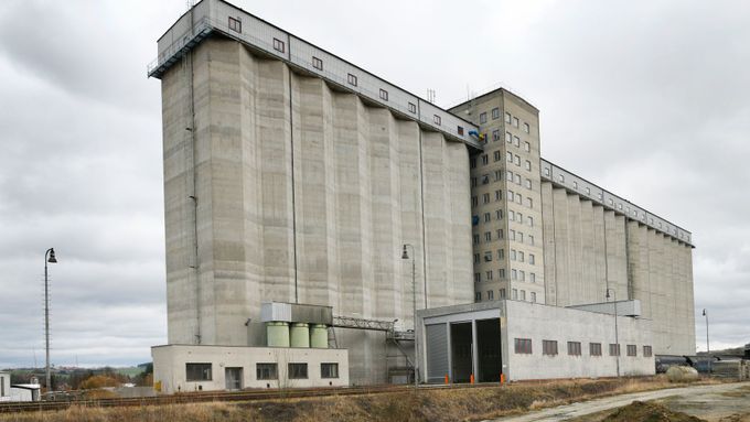 Druhé největší silo na obilí v ČR v Blovicích. Je součástí systémy Státní správy hmotných rezerv.
