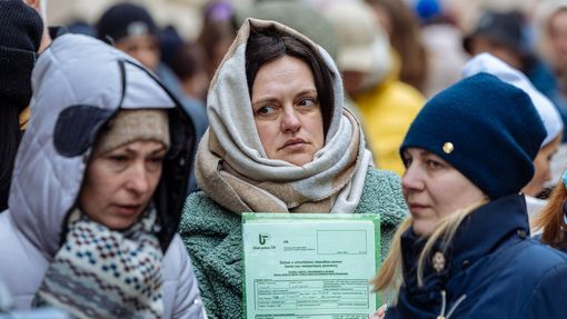 Ukrajinky po začátku války v Česku u úřadu práce, archivní snímek