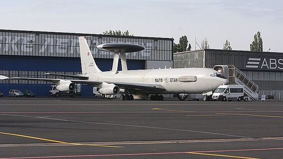 Špión E-3A přistál v Praze