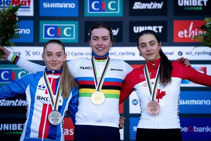 Barbora Bukovská (vlevo) po závodě MS juniorek v Liévinu