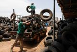 Podnikatelka Ifedolapo Runseweová ze západoafrické Nigérie, tedy země silně závislé na příjmech z vývozu ropy, objevila nedávno další druh černého zlata: použité pneumatiky.