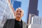 Zemřel americký architekt Frank Gehry, jeden z autorů Tančícího domu v Praze