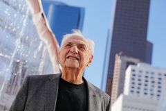 Zemřel americký architekt Frank Gehry, jeden z autorů Tančícího domu v Praze