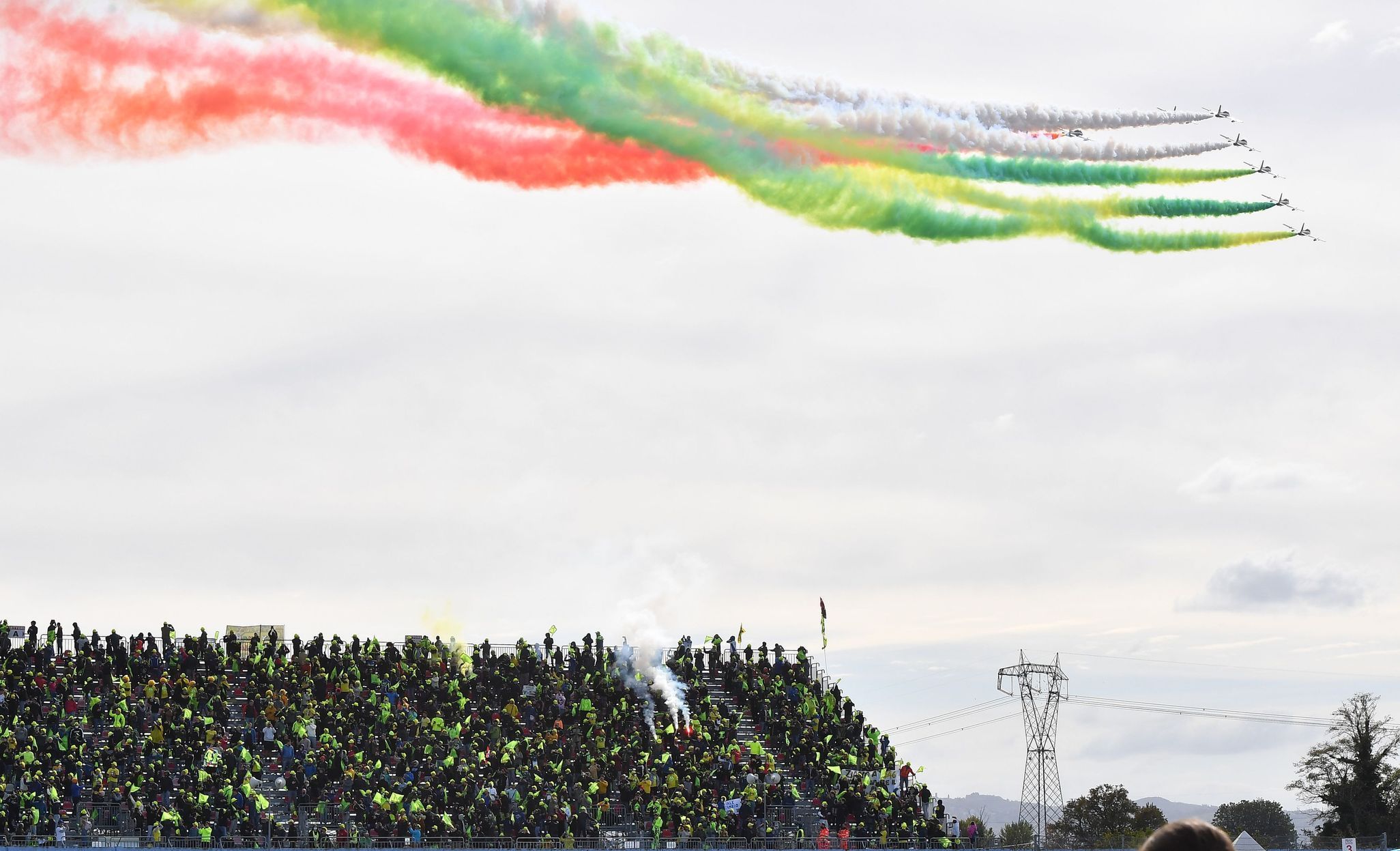 Akrobatická letadla italských leteckých sil před závodem MotoGP v Misanu