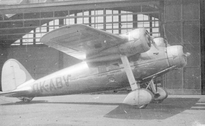 301B Avia 51 OK-ABV z druhé strany.