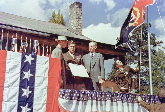 Předání armádního a námořního vyznamenání "E" v Los Alamos 16. října 1945. R. Oppenheimer je na snímku vlevo.