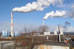 Aktivisté Greenpeace obsadili komín elektrárny Prunéřov