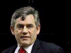 Britský premiér Gordon Brown má za sebou první poslanecké 