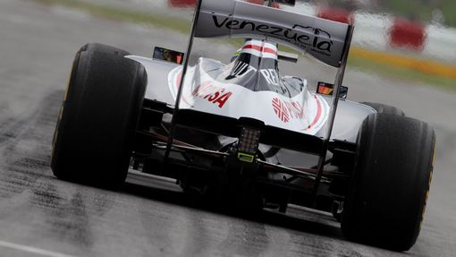 Zezadu to na Maldonadově Williamsu nebylo poznat, ale na konci druhé kvalifikace ho pořádně očesal o zeď.