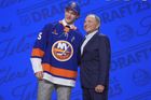 Povedený den budoucí hvězdy NHL: smlouva s Islanders a pak hvězdou na baseballu