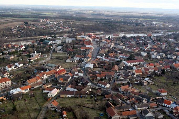 Týnec nad Labem na leteckém záběru z pátku 31. března 2006, dva dny před kulminací letošní povodně.