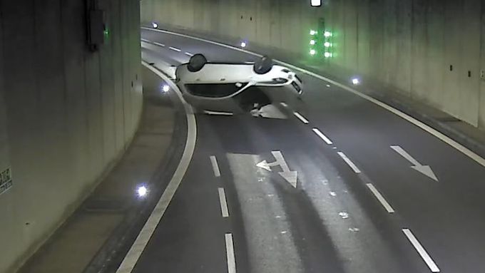 Dopravní nehoda v Husovickém tunelu v Brně.