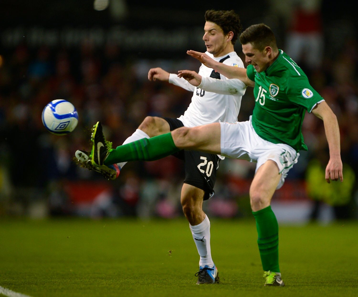Fotbal, Irsko - Rakousko: Ciaran Clark (vpravo) -  Philipp Hosiner