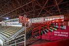 Šatna v díře pod tribunou, a tudy se chodilo zadarmo. Třinec se loučil s retro halou