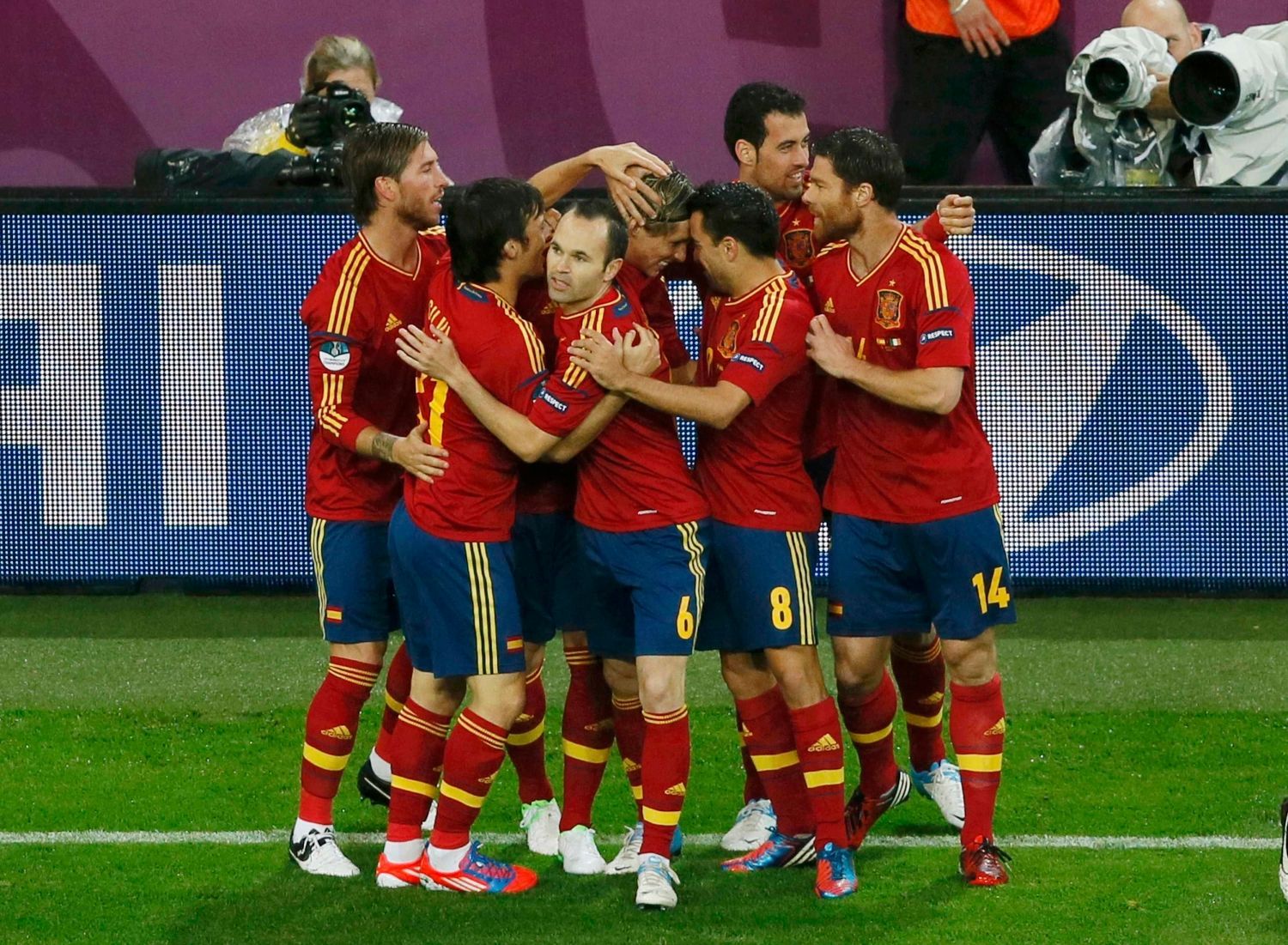 Fernando Torres slaví gól s týmem v utkání Španělska s Irskem ve skupině C na Euru 2012