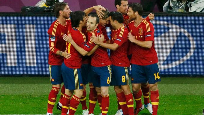 Fernando Torres slaví gól s týmem během utkání Španělska s Irskem ve skupině C na Euru 2012.