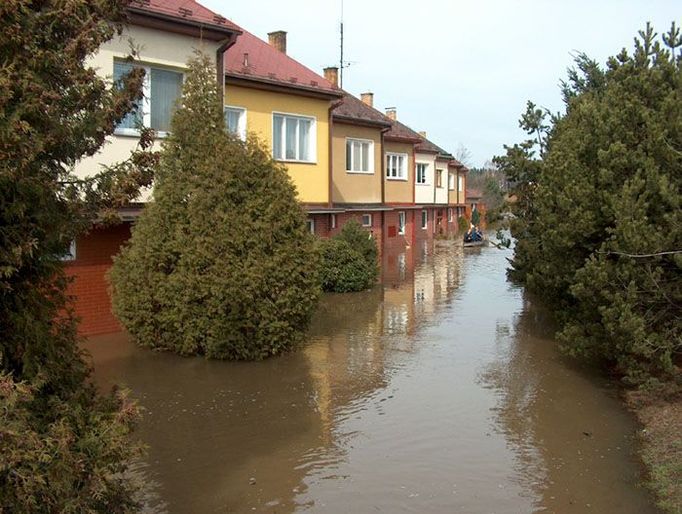 Řadové domky u řeky v Plané nad Lužnicí.