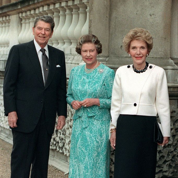 14/06/89 of Queen Elizabeth II (centre) with US President Ronald Reagan and his wife Nancy at Buckingham Palace in London.