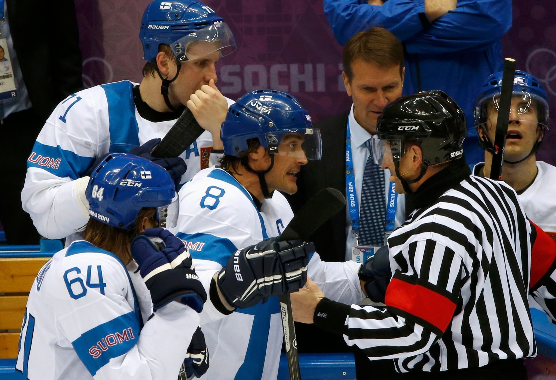 Finsko - USA, o bronz: Teemu Sëlanne (8) a Mikael Granlund (64) se zlobí na rozhodčího