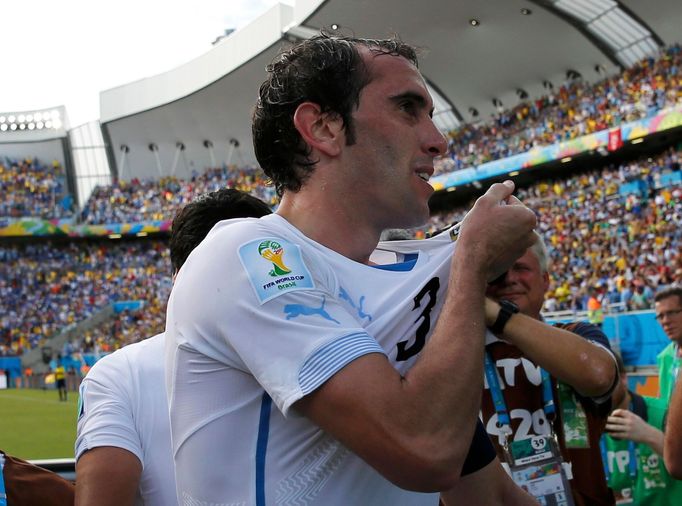 MS 2014, Uruguay-Itálie:Diego Godin