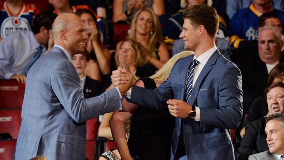 Prohlédněte si galerii z prvního kola letošního draftu hokejové NHL, v němž byli vybráni také čeští hokejisté Pavel Zacha a Jakub Zbořil.