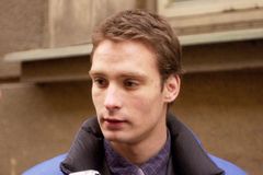 Aby se stali milionáři, stačil "dobrý nápad". Šejdíři století vymámili z lidí miliony