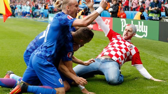 Gól Chorvatska v turecké síti i přes všechna bezpečnostní opatření přiběhl na hřiště slavit jeden z fanoušků.