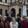 Střelba na Filozofické fakultě UK - pieta - obejmutí školy, zpěv, zármutek, studenti